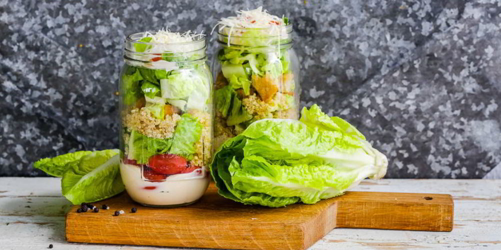 Рецепт салата цезарь с киноа в банке