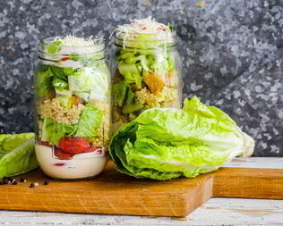 Салат цезарь с киноа в банке