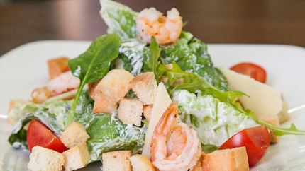 Салат цезарь с креветками с майонезом