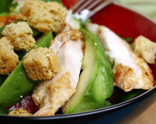 Салат цезарь с куриной грудкой и авокадо