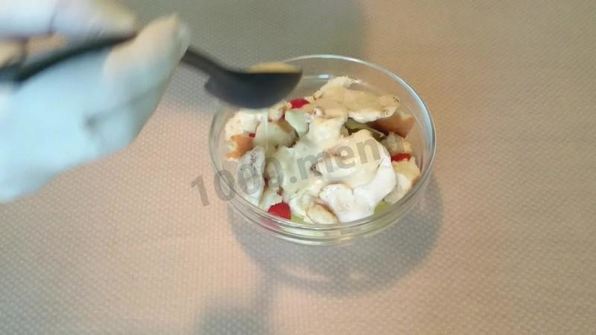 салат цезарь с курицей и домашними сухариками