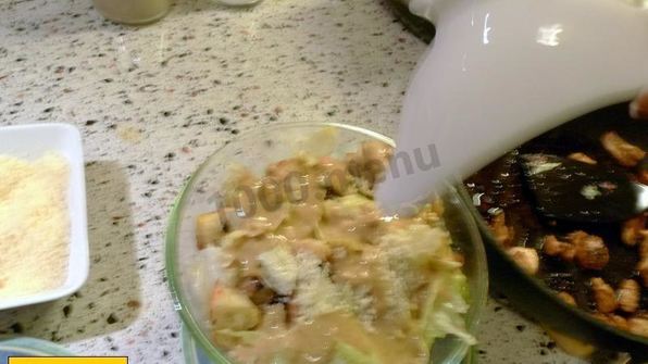 салат цезарь с курицей и пармезаном
