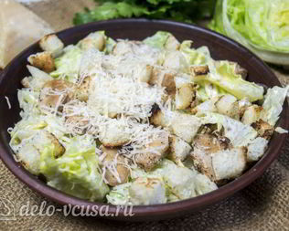Салат Цезарь с курицей и сухариками