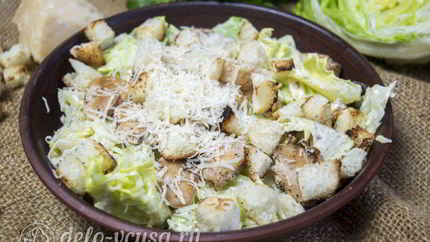 Салат Цезарь с курицей и сухариками