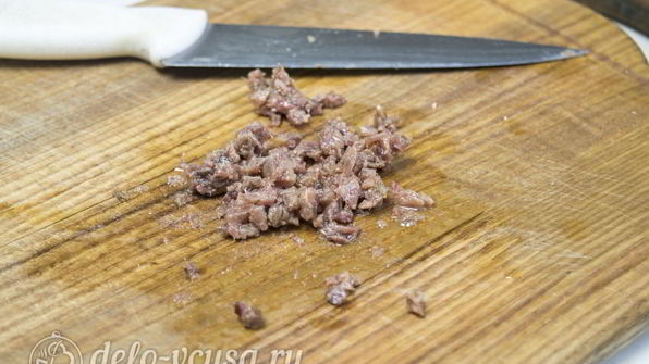 салат цезарь с курицей и сухариками