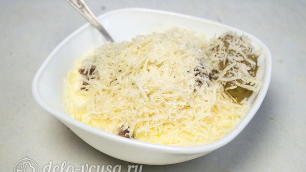 салат цезарь с курицей и сухариками