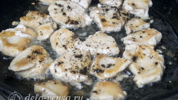 салат цезарь с курицей и сухариками