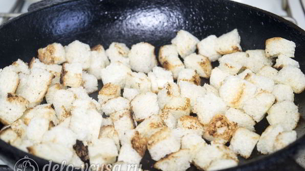 салат цезарь с курицей и сухариками