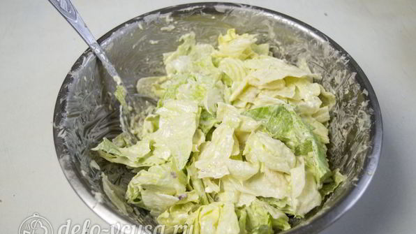 салат цезарь с курицей и сухариками