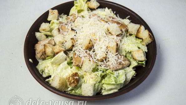 салат цезарь с курицей и сухариками