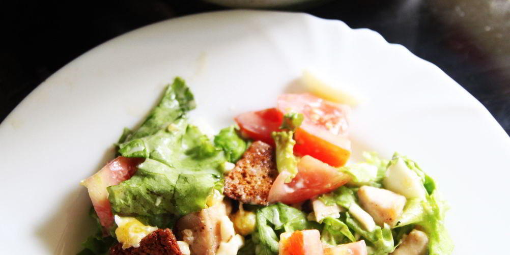 Рецепт салата цезарь с курицей, овощами и сыром