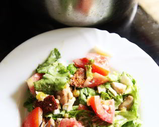 Салат Цезарь с курицей, овощами и сыром