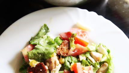 Салат Цезарь с курицей, овощами и сыром