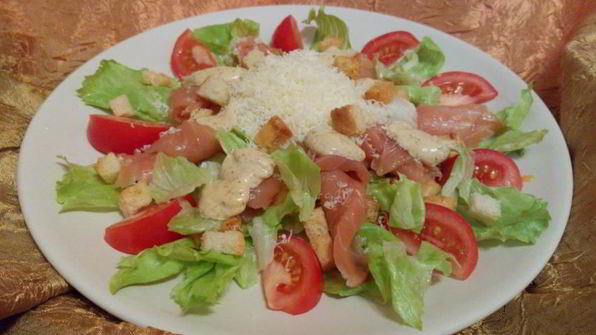 салат цезарь с лососем