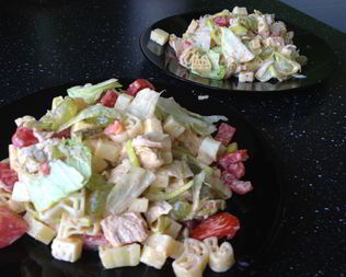 Салат Цезарь с макаронами