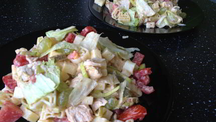 Салат Цезарь с макаронами