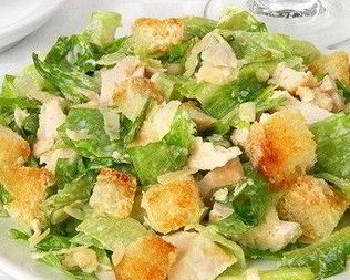 Салат Цезарь с огурцами и маслинами