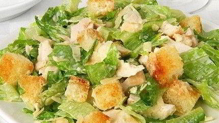 Салат Цезарь с огурцами и маслинами