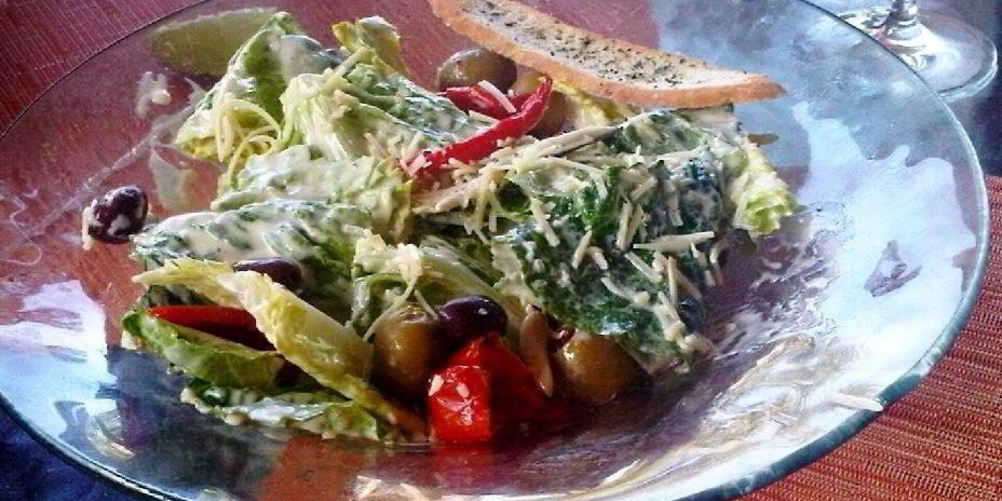 Рецепт салата цезарь с оливками