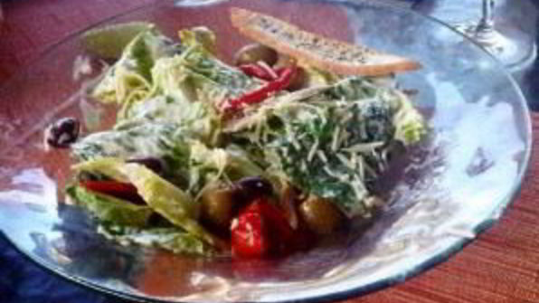салат цезарь с оливками