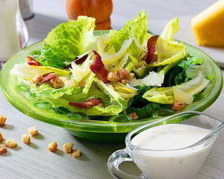 Салат Цезарь с оригинальной заправкой