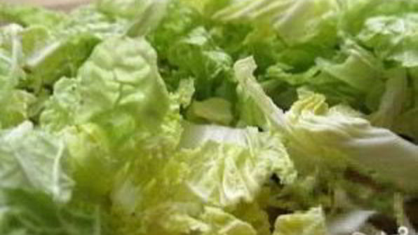 салат цезарь с перепелиными яйцами