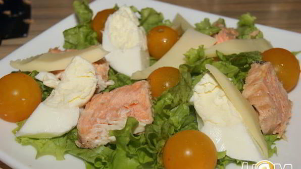 салат цезарь с рыбой