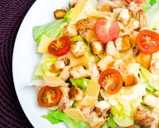 Салат Цезарь с соусом