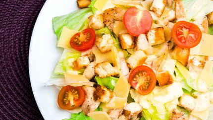 Салат Цезарь с соусом