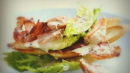 Салат Цезарь с ветчиной