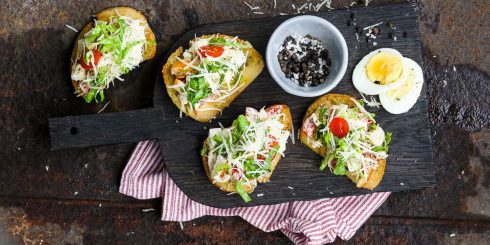 Рецепт тостов с салатом цезарь