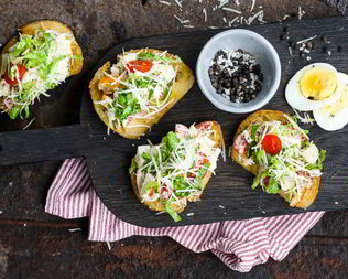 Тосты с салатом цезарь