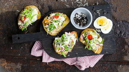 Тосты с салатом цезарь