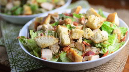 Цезарь с курицей и сухариками