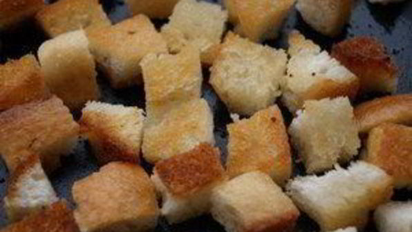 цезарь с курицей и сухариками