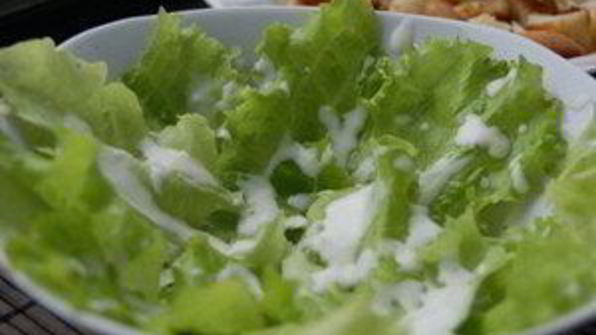 цезарь с курицей и сухариками