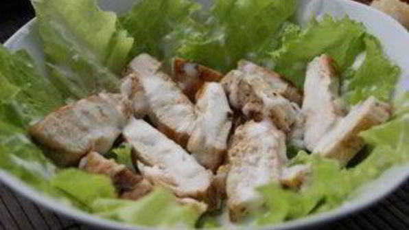 цезарь с курицей и сухариками