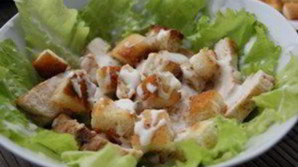 цезарь с курицей и сухариками