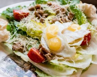 Цезарь с печеным цыпленком в фирменной подаче кафе Кусочки