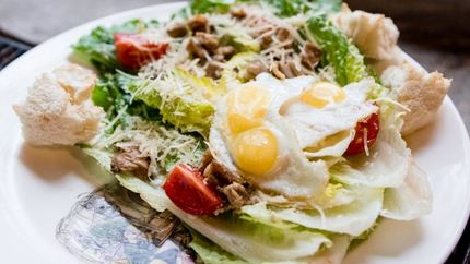 Цезарь с печеным цыпленком в фирменной подаче кафе Кусочки