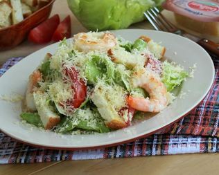 Цезарь салат с креветками и сухариками