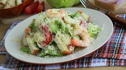 Цезарь салат с креветками и сухариками