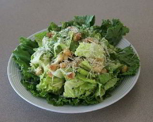 Зеленый салат с соусом цезарь