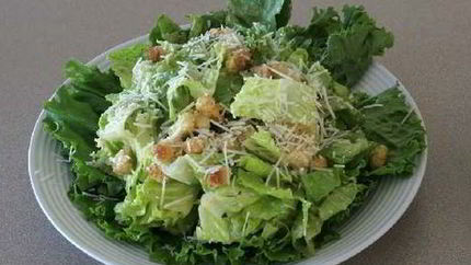 Зеленый салат с соусом цезарь