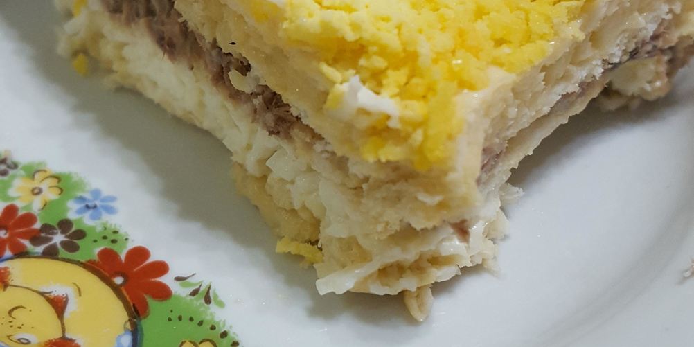Рецепт слоеного салата с крекерами и тунцом