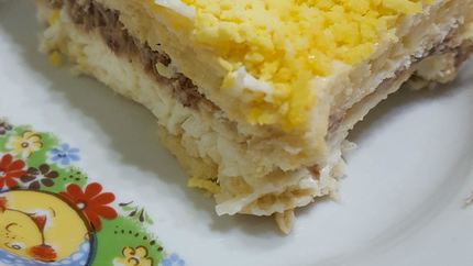 Слоеный салат с крекерами и тунцом