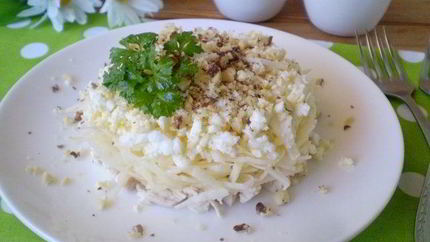Слоеный салат с курицей и орехами