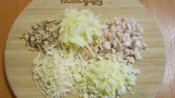 слоеный салат с курицей и орехами