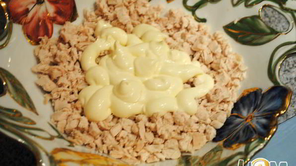 слоеный салат с шампиньонами и курицей