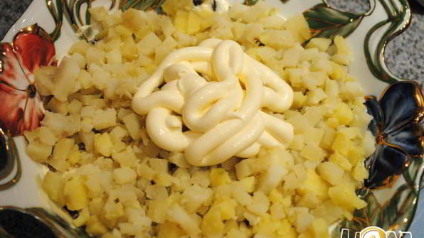 слоеный салат с шампиньонами и курицей